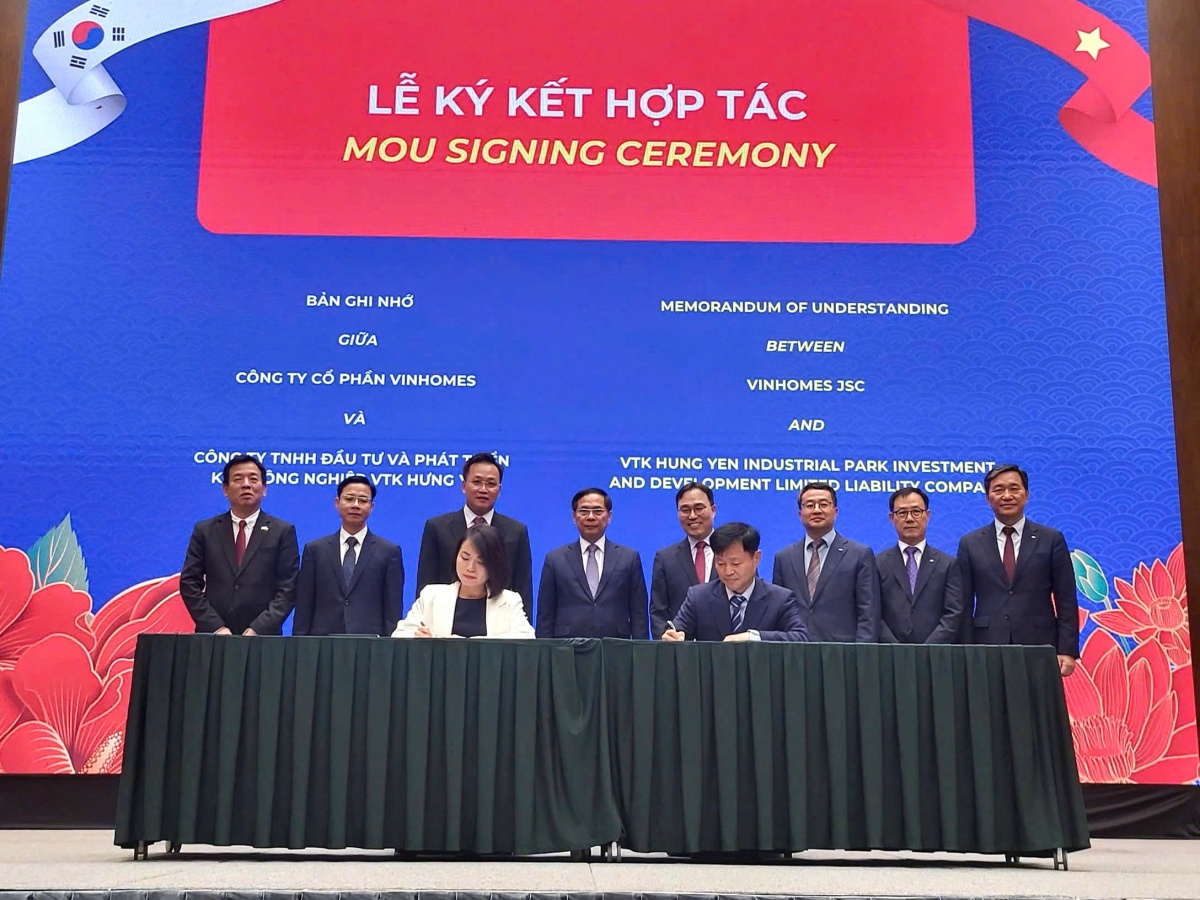 Đại diện công ty Vinhomes (trái) ký biên bản ghi nhớ hợp tác với đại diện VTK (phải) trong khuôn khổ Sự kiện Meet Korea – Gặp gỡ Hàn Quốc 2025 do Bộ Ngoại giao Việt Nam và Đại sứ quán Hàn Quốc tại Việt Nam chủ trì. Đại diện công ty Vinhomes (trái) ký biên bản ghi nhớ hợp tác với đại diện VTK (phải) trong khuôn khổ Sự kiện Meet Korea – Gặp gỡ Hàn Quốc 2025 do Bộ Ngoại giao Việt Nam và Đại sứ quán Hàn Quốc tại Việt Nam chủ trì.