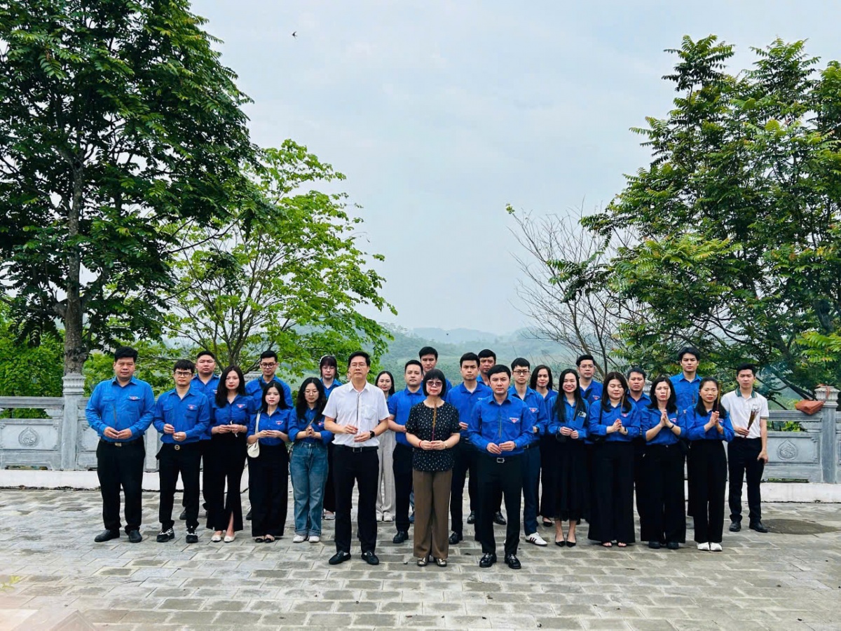Đoàn dâng hương tưởng niệm tại Tháp Thông Thiên, Khu di tích Lịch sử ngành Ngân hàng Đoàn dâng hương tưởng niệm tại Tháp Thông Thiên, Khu di tích Lịch sử ngành Ngân hàng