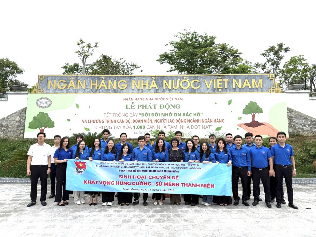 Đoàn chụp hình lưu niệm tại Khu di tích Lịch sử ngành Ngân hàng Đoàn chụp hình lưu niệm tại Khu di tích Lịch sử ngành Ngân hàng