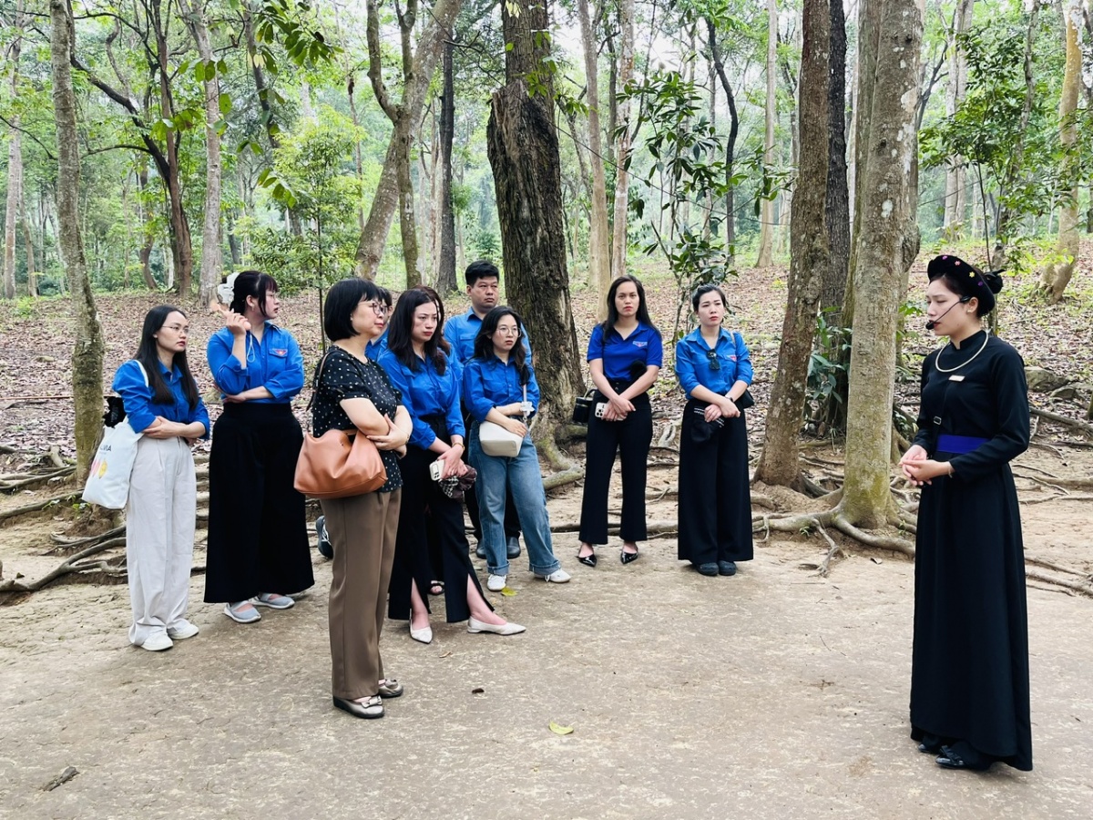 Đoàn lắng nghe thuyết minh di tích Lán Nà Nưa Đoàn lắng nghe thuyết minh di tích Lán Nà Nưa