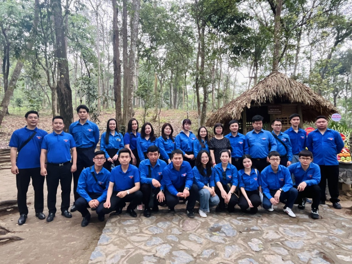 Đoàn chụp hình lưu niệm tại Lán Nà Nưa Đoàn chụp hình lưu niệm tại Lán Nà Nưa