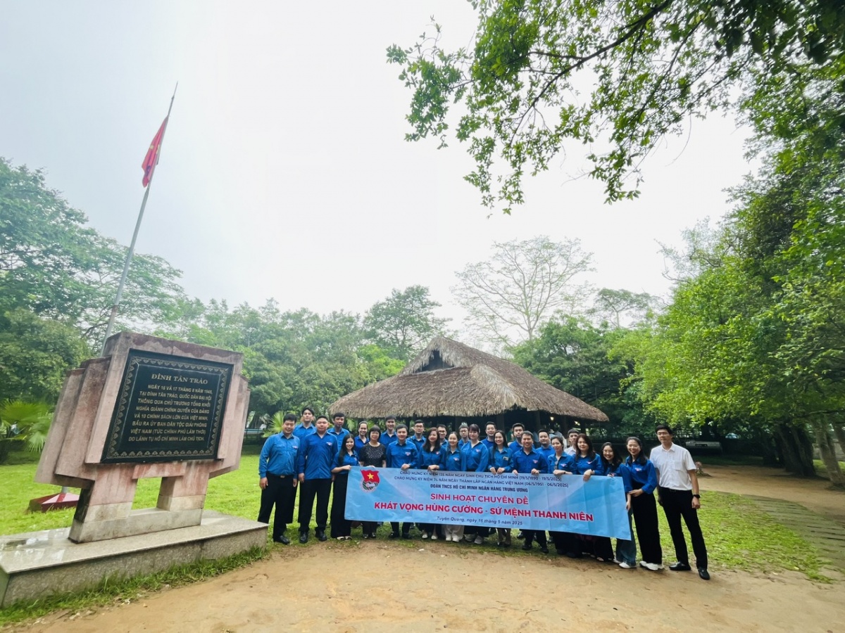 Đoàn chụp hình lưu niệm tại Đình Tân Trào Đoàn chụp hình lưu niệm tại Đình Tân Trào