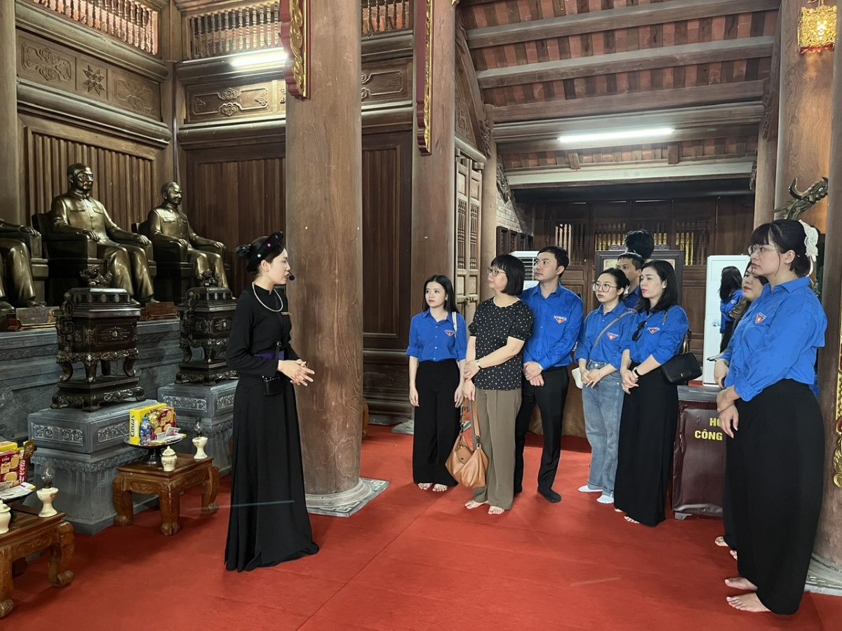 Đoàn lắng nghe thuyết minh về Khu tưởng niệm các vị tiền bối cách mạng Đoàn lắng nghe thuyết minh về Khu tưởng niệm các vị tiền bối cách mạng