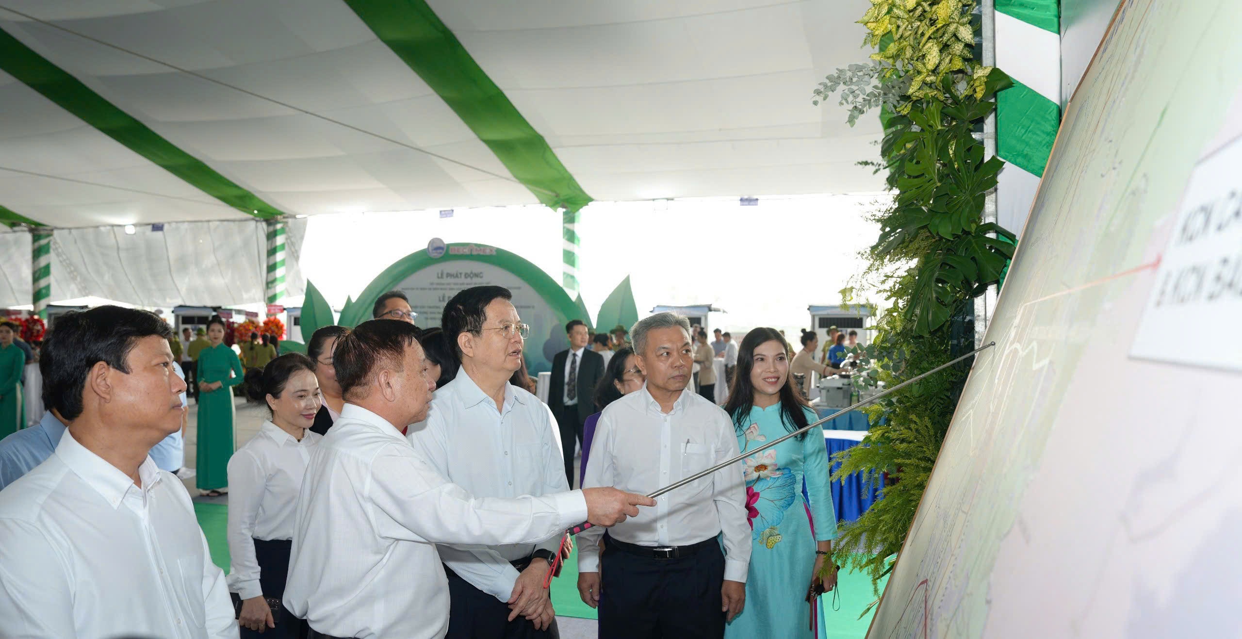 Phó Thủ tướng Mai Văn Chính đang nghe đại diện Phó Thủ tướng Mai Văn Chính đang nghe đại diện