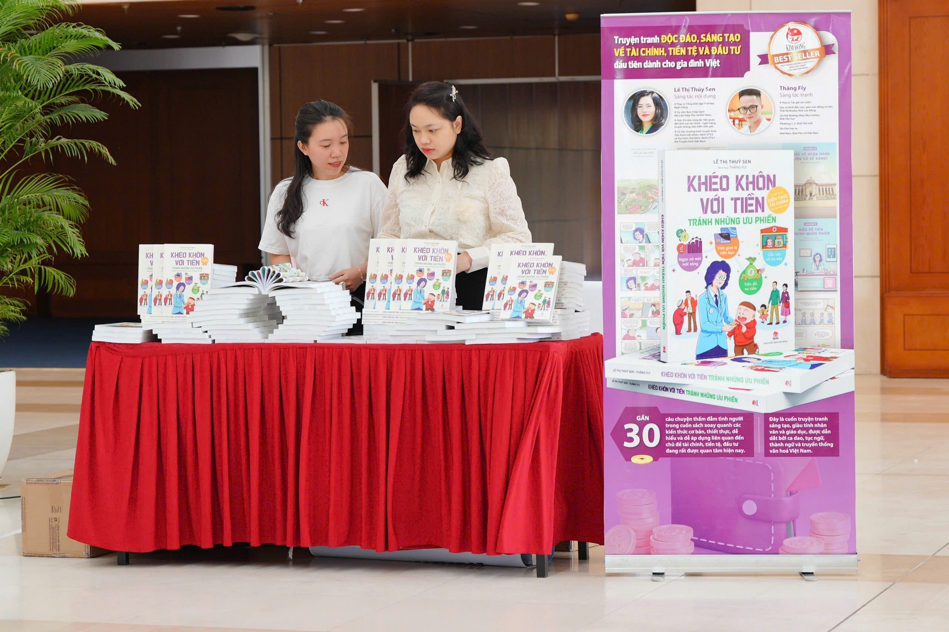 Học sinh hào hứng với truyện tranh dạy cách tiêu tiền thông minh