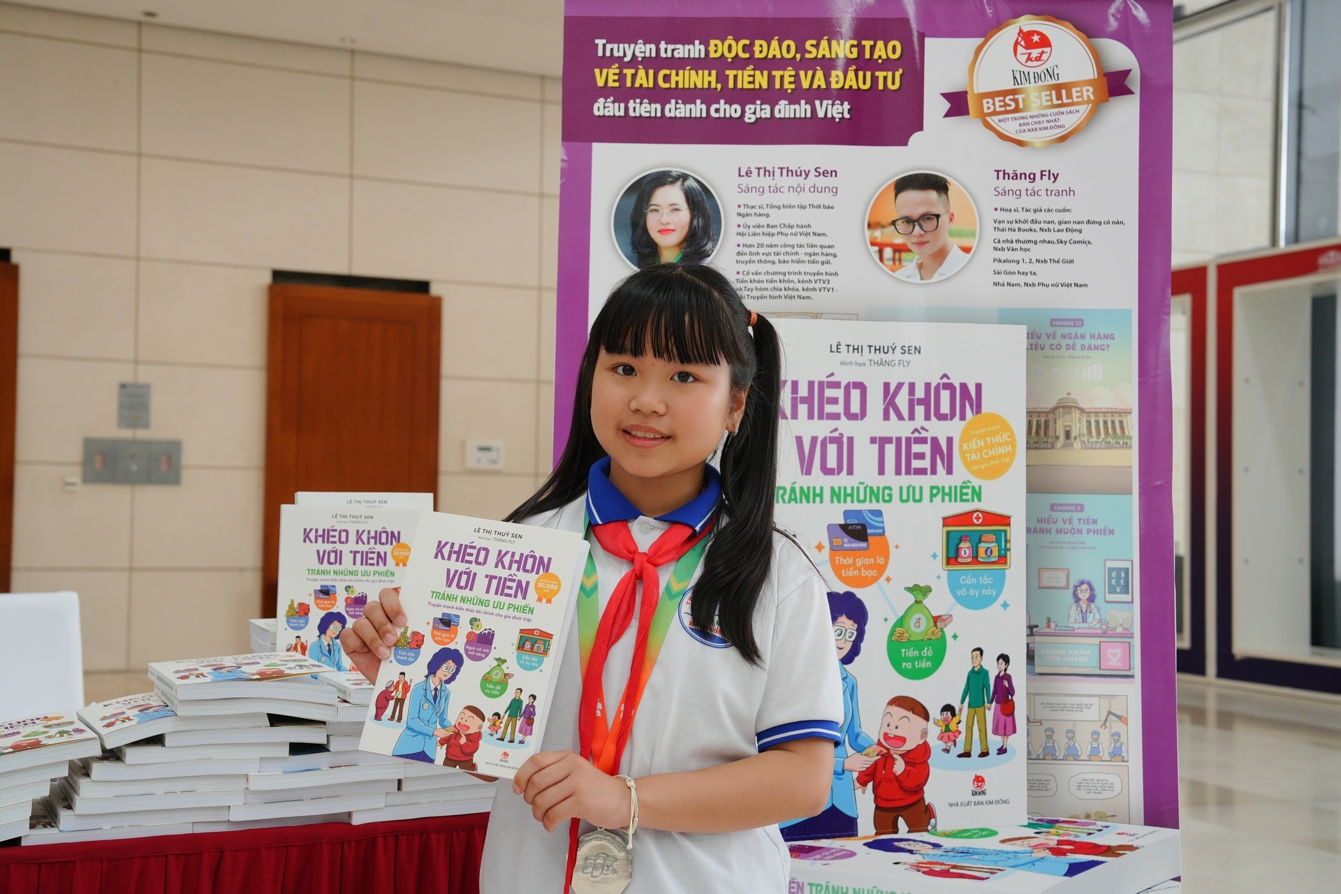 Học sinh hào hứng với truyện tranh dạy cách tiêu tiền thông minh