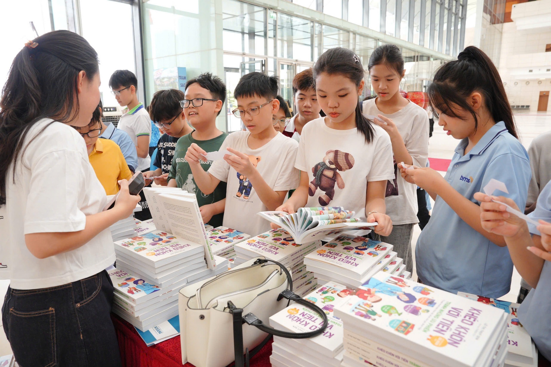 Học sinh hào hứng với truyện tranh dạy cách tiêu tiền thông minh