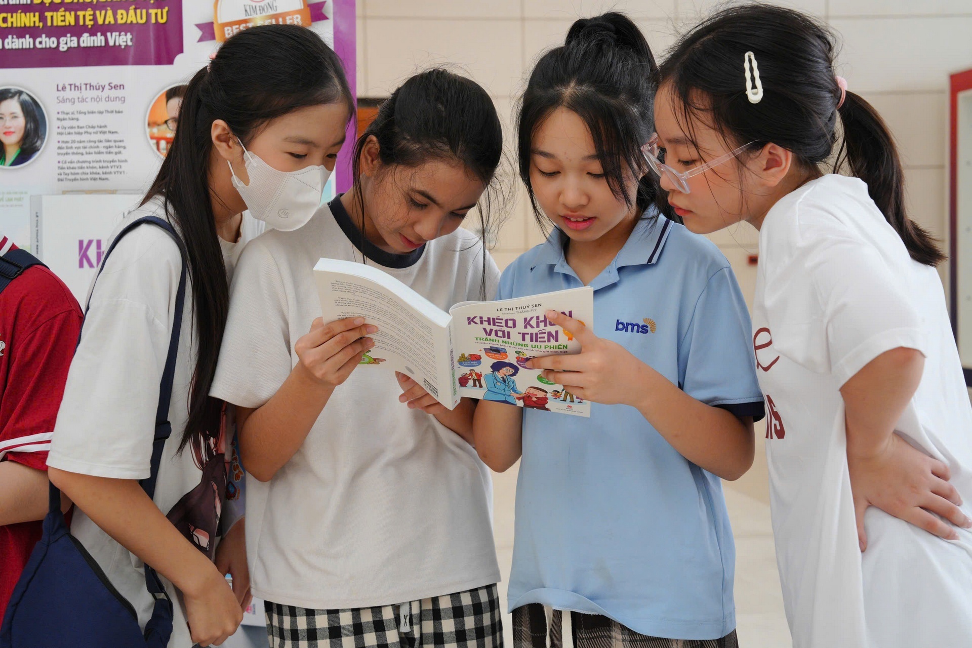 Hai chị em cùng nhau khám phá sách thiếu nhi tại gian trưng bày