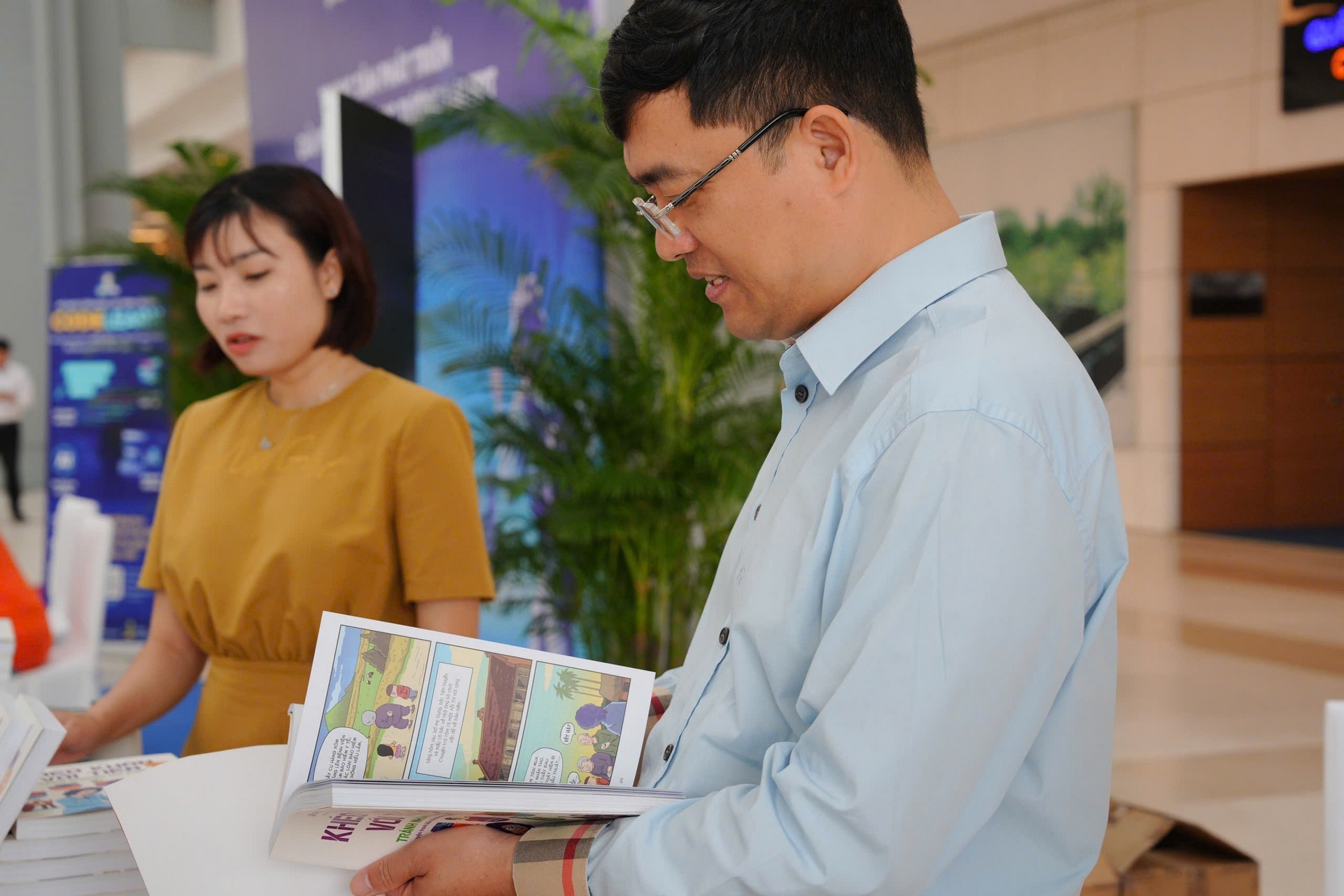 Học sinh hào hứng với truyện tranh dạy cách tiêu tiền thông minh