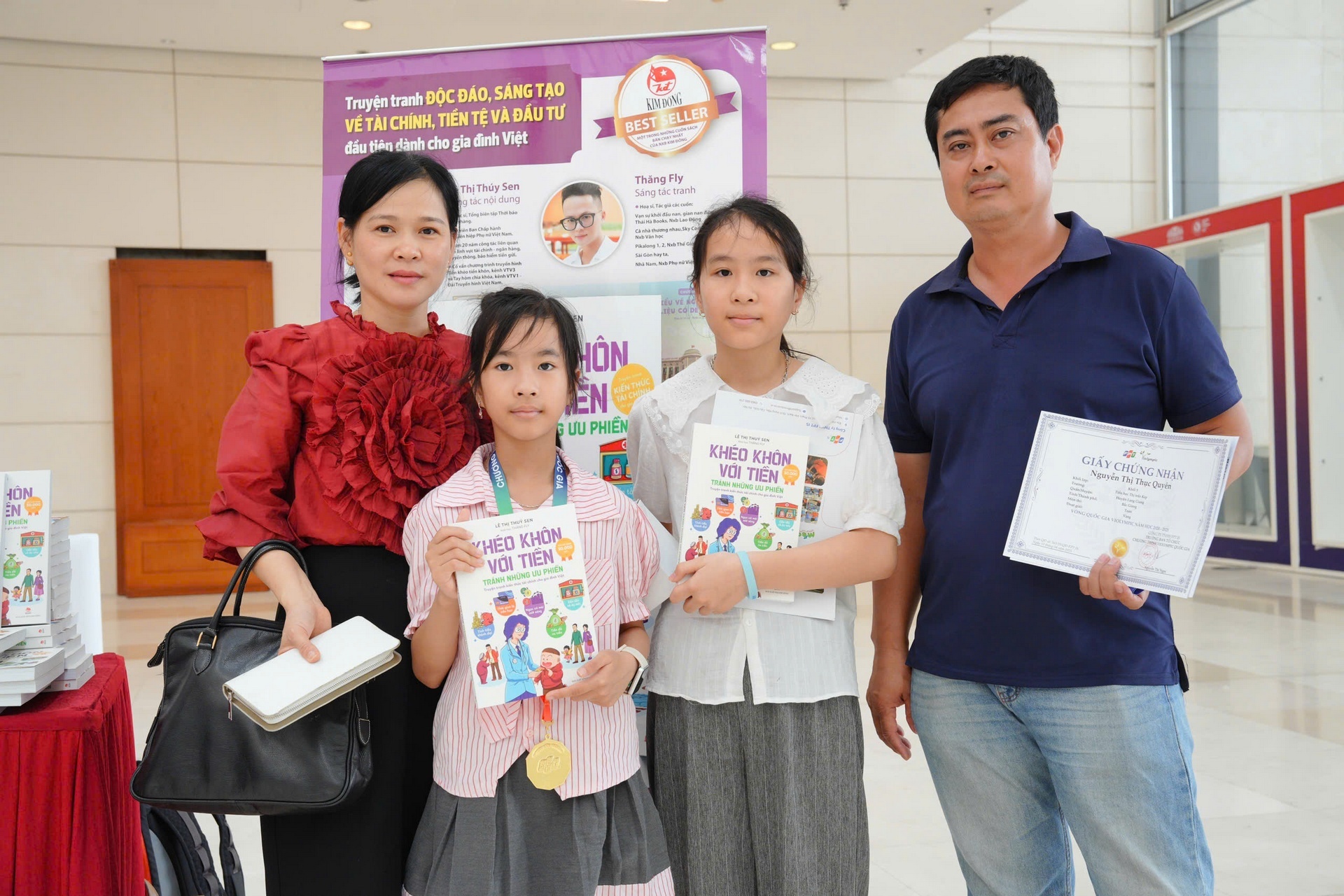 Bức ảnh gia đình ấm áp ghi lại tại khu vực trưng bày sách