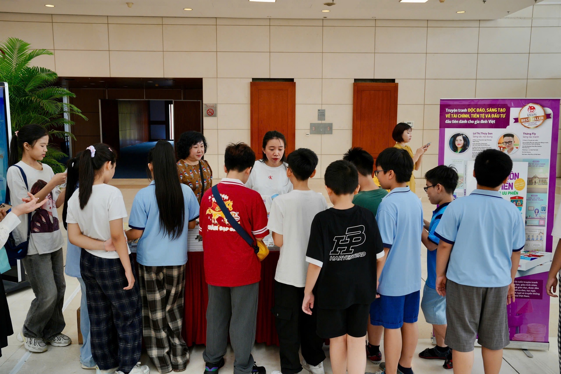 Không gian trưng bày sách thu hút đông đảo học sinh và phụ huynh tham quan