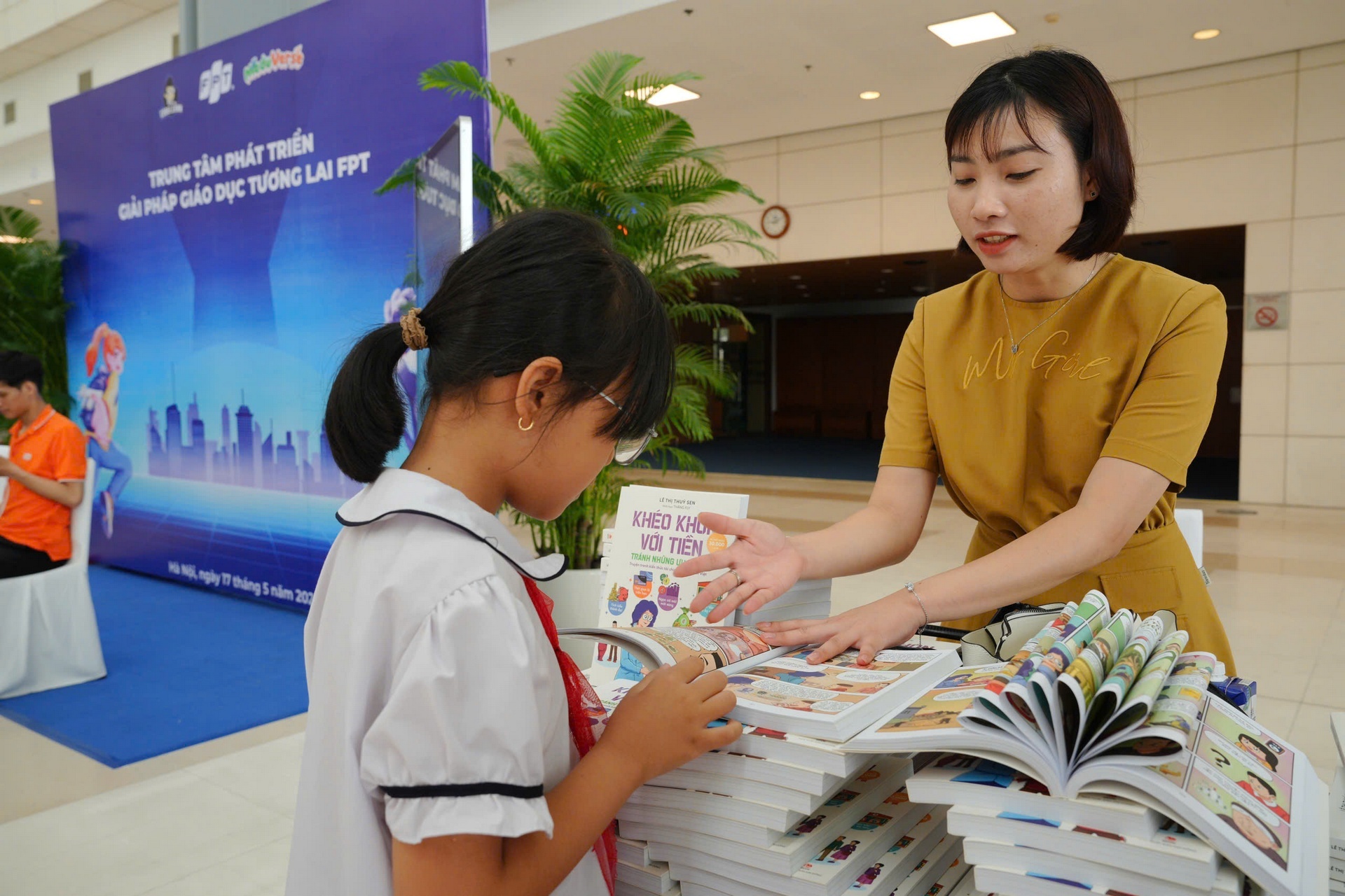 Không gian trưng bày sách là điểm dừng chân được nhiều thầy cô giáo, phụ huynh và học sinh yêu thích tại sự kiện