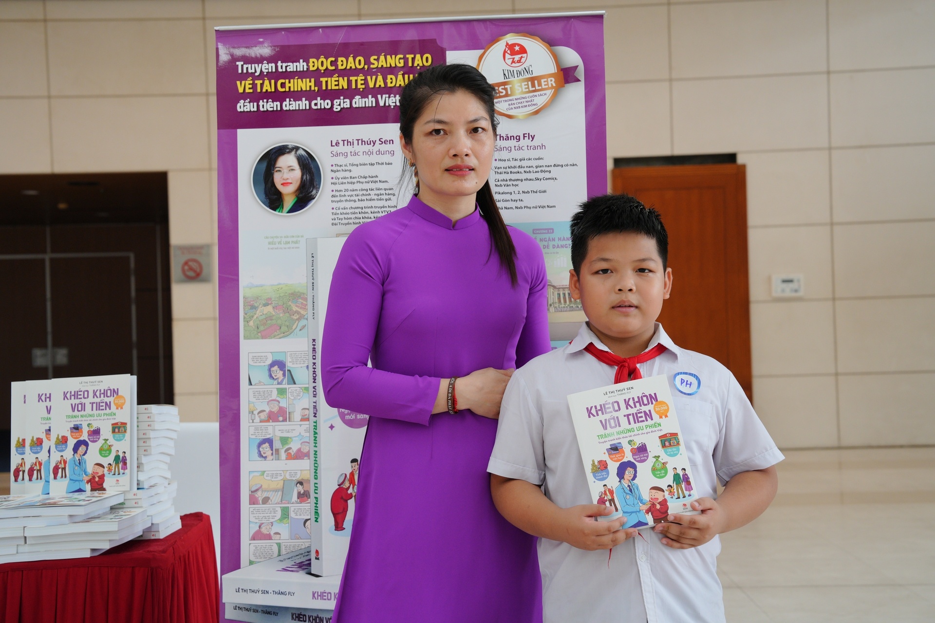 Học sinh hào hứng với truyện tranh dạy cách tiêu tiền thông minh