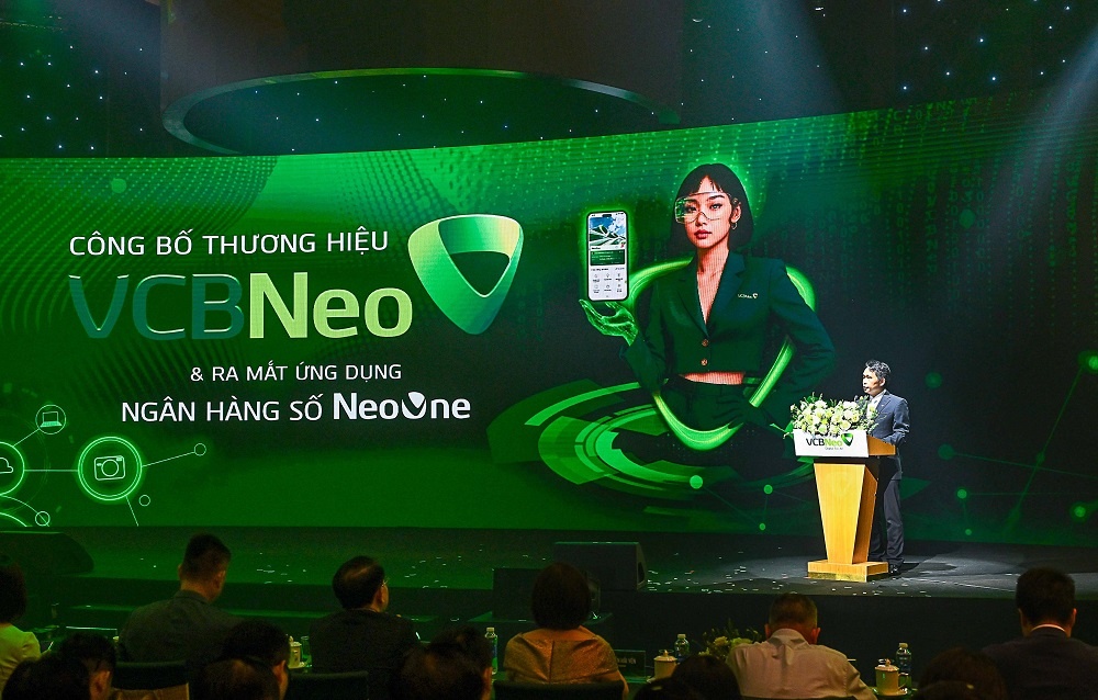 Ông Nguyễn Mạnh Hùng - Thành viên Hội đồng quản trị Vietcombank, Chủ tịch Hội đồng thành viên VCBNeo phát biểu chia sẻ về định hướng chiến lược, mục tiêu phát triển của VCBNeo Ông Nguyễn Mạnh Hùng - Thành viên Hội đồng quản trị Vietcombank, Chủ tịch Hội đồng thành viên VCBNeo phát biểu chia sẻ về định hướng chiến lược, mục tiêu phát triển của VCBNeo