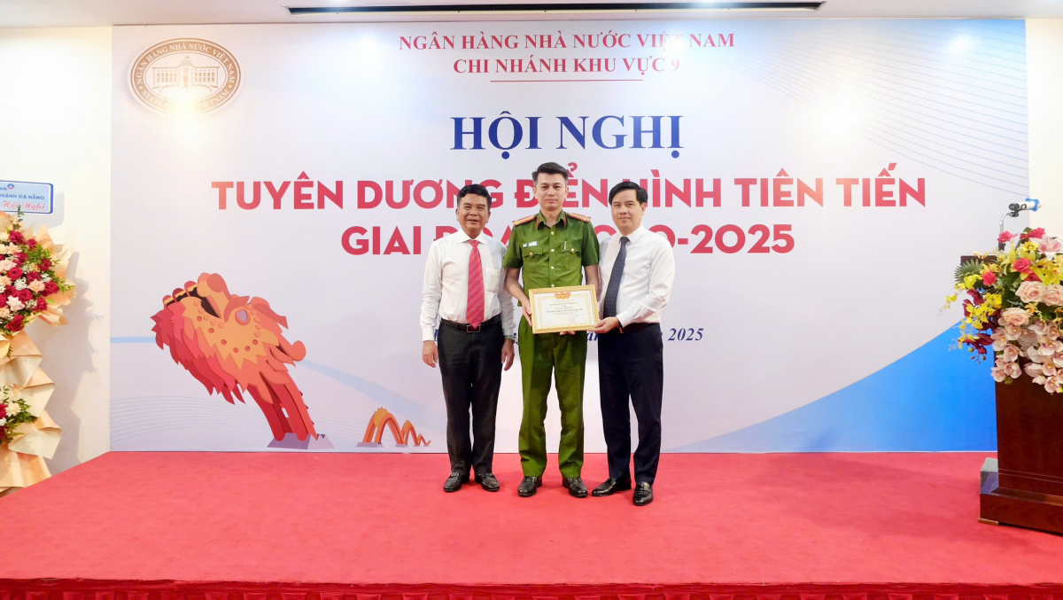 Ban Giám đốc trao giấy khen cho Phòng Cảnh sát hình sự, CATP Đà Nẵng Ban Giám đốc trao giấy khen cho Phòng Cảnh sát hình sự, CATP Đà Nẵng