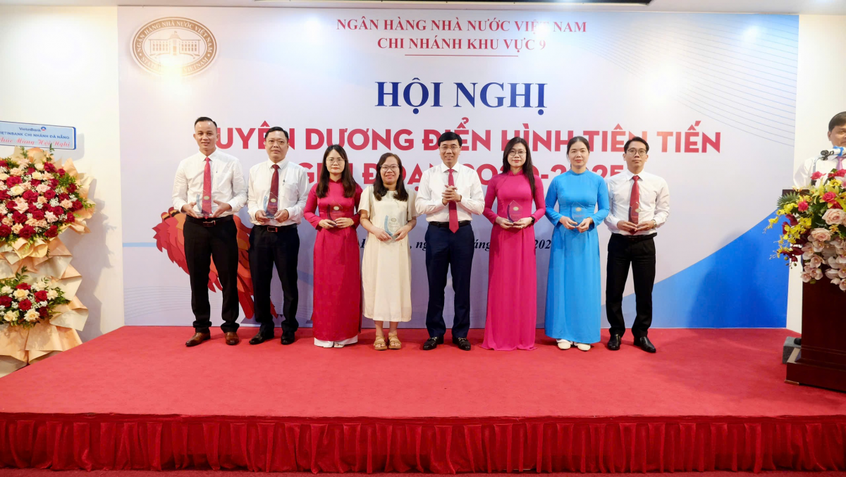 Tặng biểu trưng tuyên dương các điển hình tiên tiến Tặng biểu trưng tuyên dương các điển hình tiên tiến