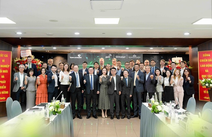 Lãnh đạo của Vietcombank, Salesforce và PwC–Gimasys–CMC TS tại lễ khởi động dự án Lãnh đạo của Vietcombank, Salesforce và PwC–Gimasys–CMC TS tại lễ khởi động dự án