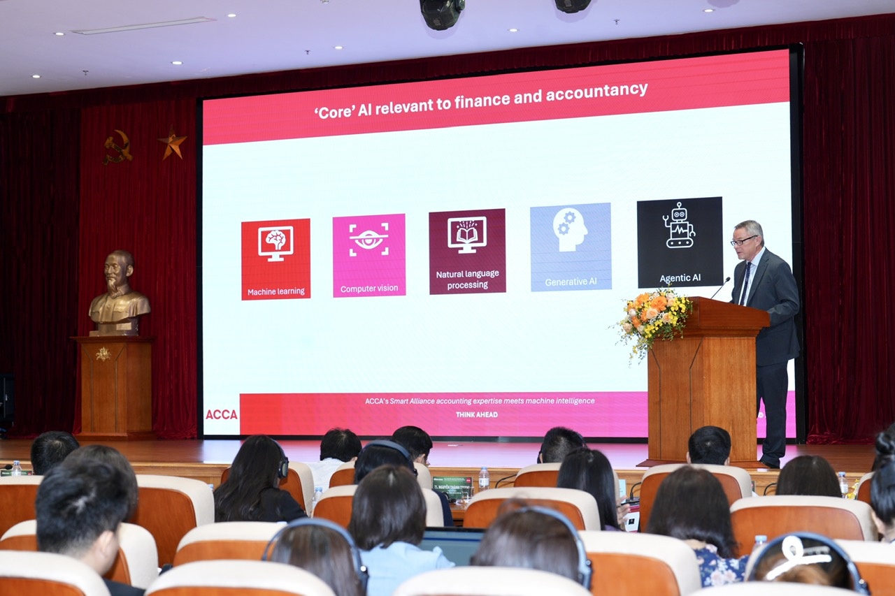 Ông Mike Suffield trình bày tham luận tại Tọa đàm - ảnh Hoàng Giáp