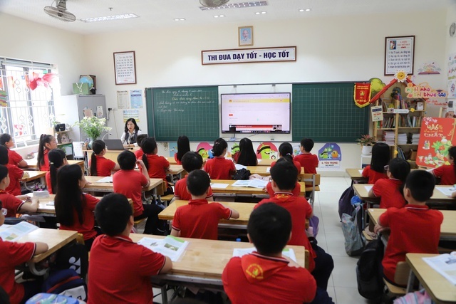 Học sinh Thủ đô thực hành với AI thông qua bài giảng trên nền tảng Hà Nội phát động phong trào “Bình dân học vụ số”