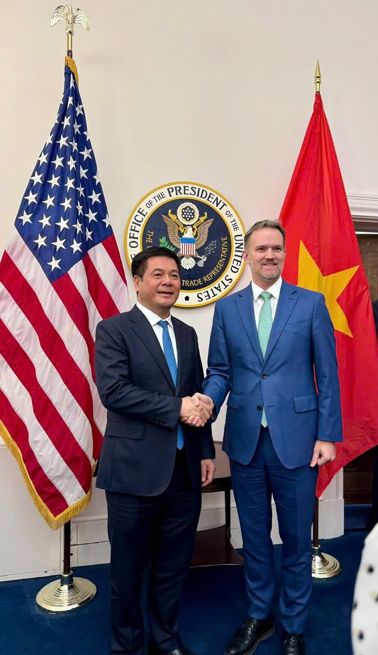 Bộ trưởng Nguyễn Hồng Diên và Đại sứ, Trưởng đại diện Thương mại Mỹ Jamieson Greer, tại phiên đàm phán, ngày 21/5. Ảnh: