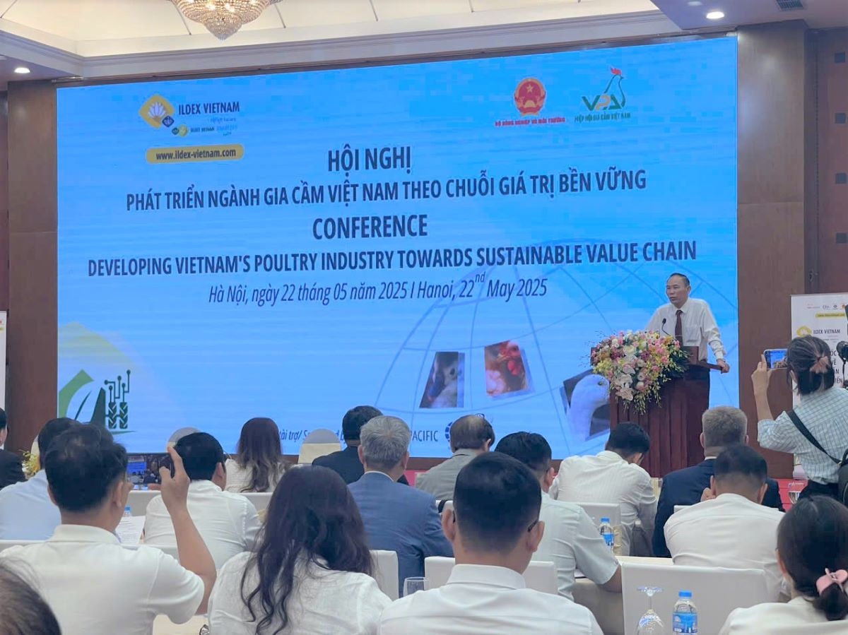 Thứ trưởng Bộ Nông nghiệp và Môi trường Phùng Đức Tiến tại hội nghị