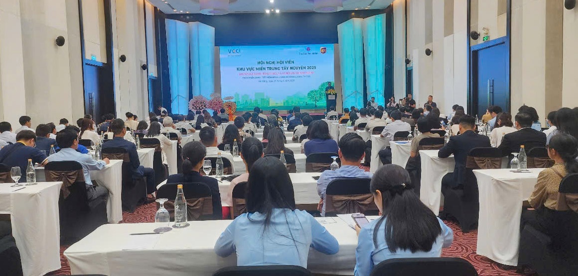 Hội nghị Doanh nghiệp khu vực miền Trung – Tây Nguyên năm 2025, với chủ đề “Chuyển đổi xanh – Thách thức và cơ hội cho doanh nghiệp”. Hội nghị Doanh nghiệp khu vực miền Trung – Tây Nguyên năm 2025, với chủ đề “Chuyển đổi xanh – Thách thức và cơ hội cho doanh nghiệp”.