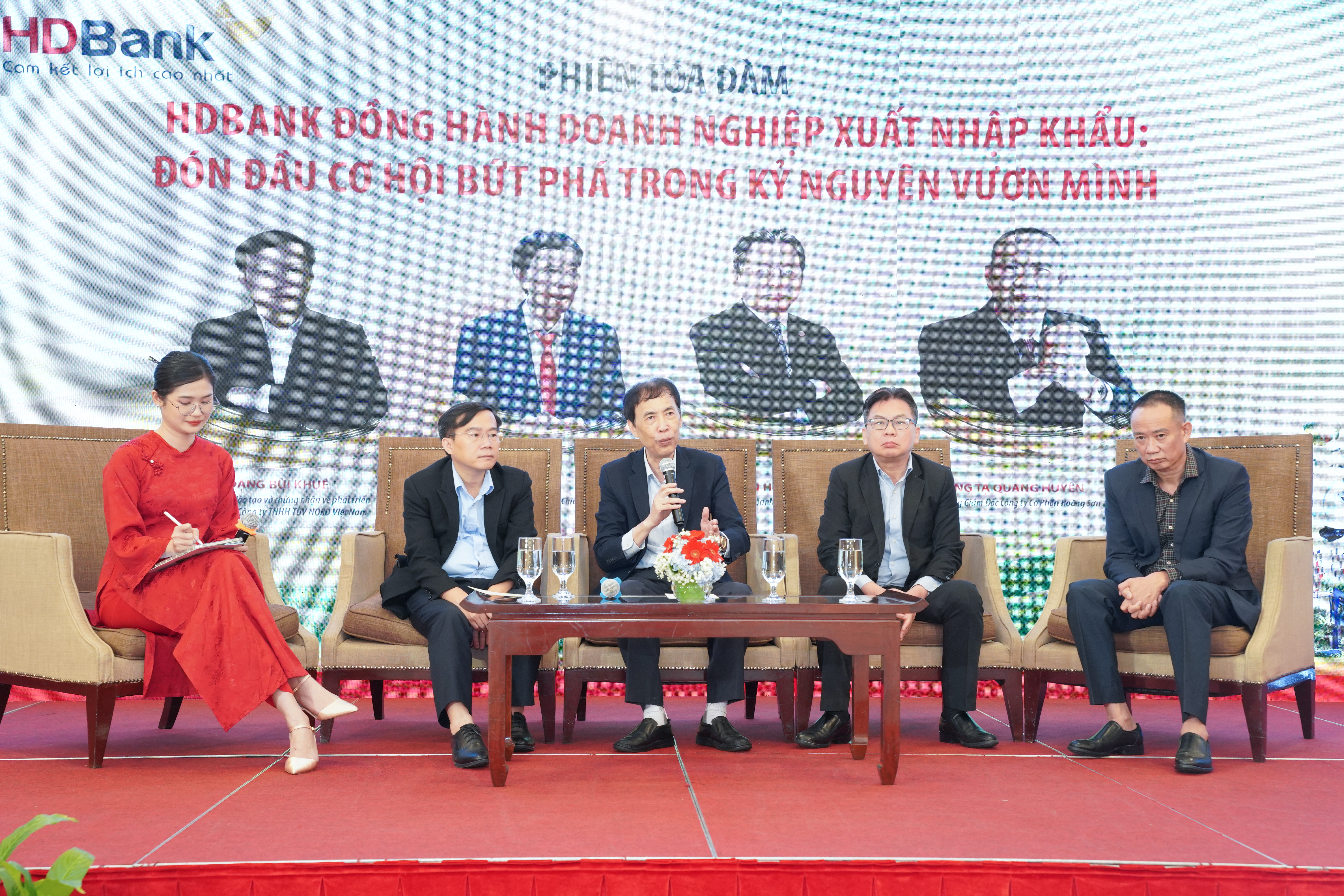 Các diễn giả thảo luận các vấn đề doanh nghiệp quan tâm qua hội thảo ngày 20/5/2025 tại TP.HCM Các diễn giả thảo luận các vấn đề doanh nghiệp quan tâm qua hội thảo ngày 20/5/2025 tại TP.HCM