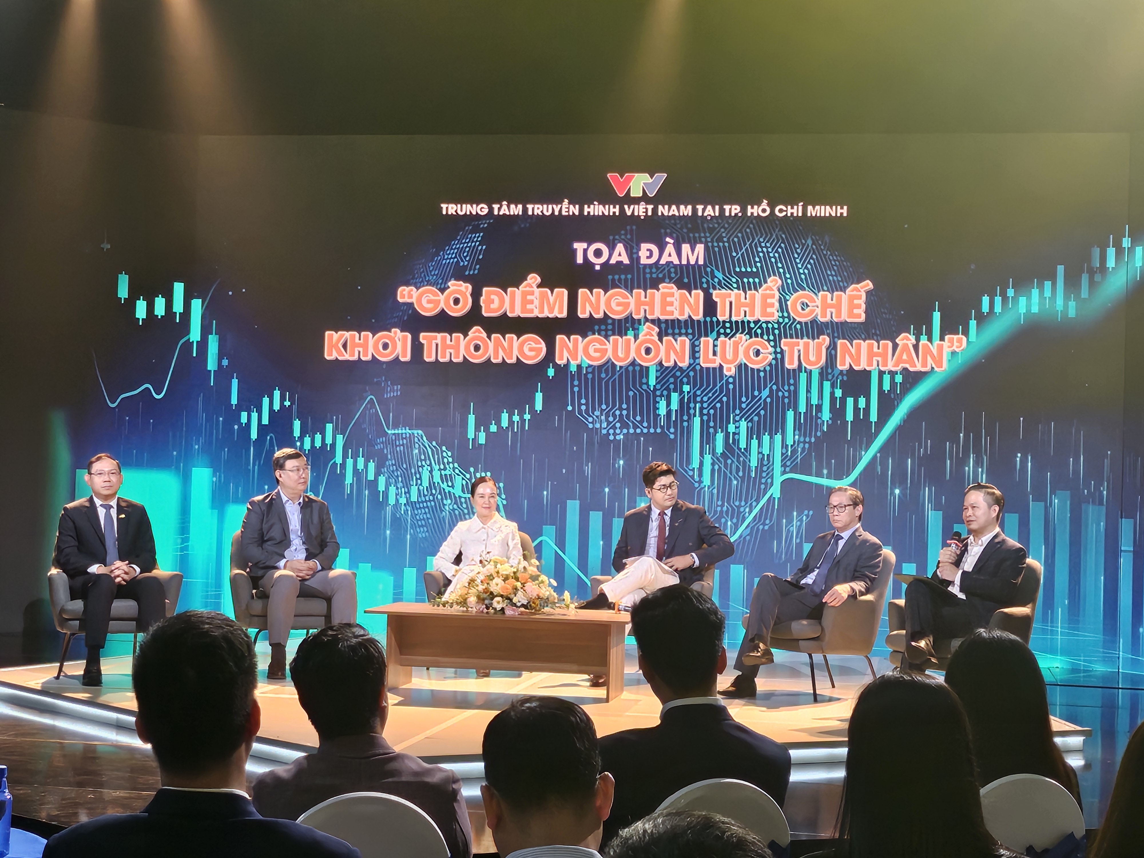 oàn cảnh buổi Toạ đàm Gỡ điểm nghẽn thể chế, khơi thông nguồn lực tư nhân oàn cảnh buổi Toạ đàm Gỡ điểm nghẽn thể chế, khơi thông nguồn lực tư nhân