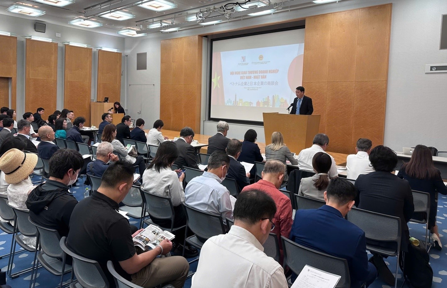 Ông Bùi Quang Hưng – Phó Cục trưởng Cục Xúc tiến thương mại phát biểu tại Hội nghị Ông Bùi Quang Hưng – Phó Cục trưởng Cục Xúc tiến thương mại phát biểu tại Hội nghị