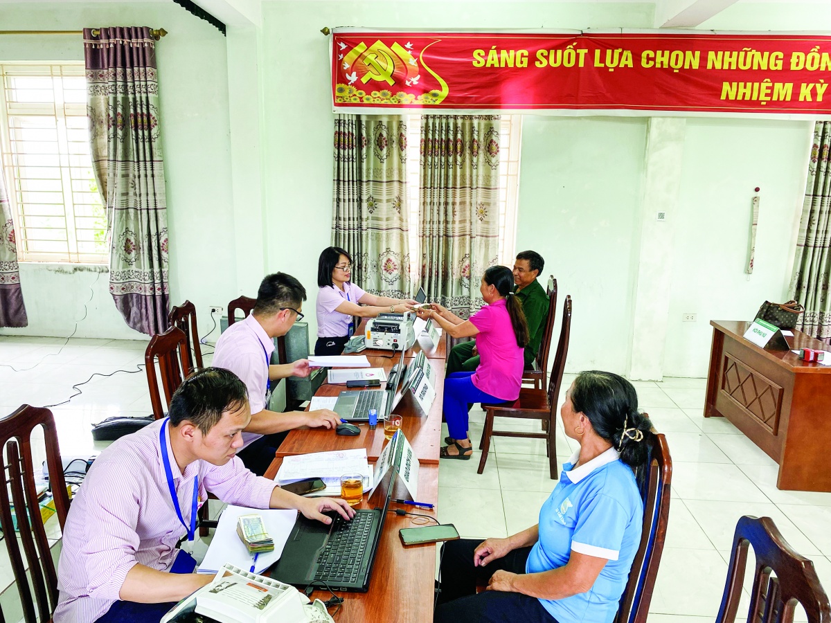 NHCSXH huyện Ba Vì giải ngân tại điểm giao dịch tại xã Yên Bài