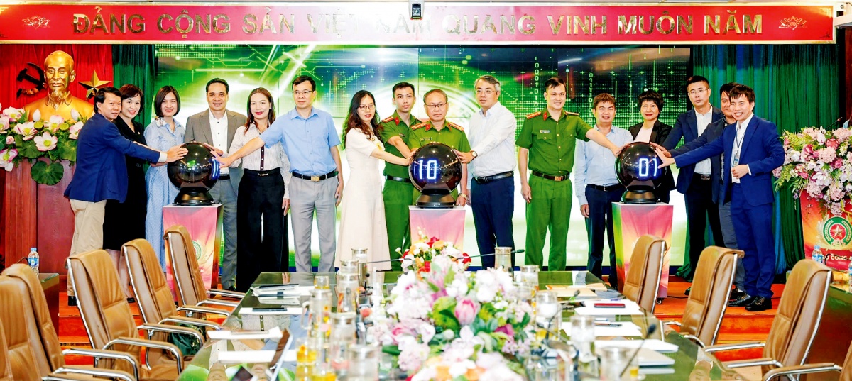 Đại diện Lãnh đạo Cục C06 - Bộ Công an phát biểu tại Buổi lễ công bố triển khai thí điểm Cổng ký số từ xa tập trung trên VNeID