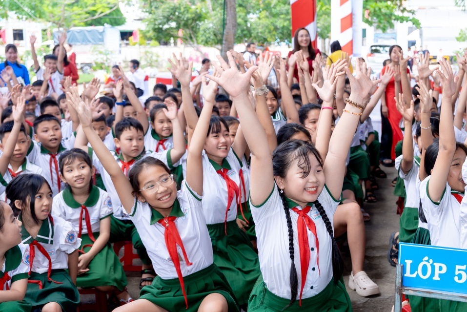 Học sinh hào hứng tham gia trò chơi tại sự kiện tổng kết chương trình tăng cường sức khoẻ cộng đồng Học sinh hào hứng tham gia trò chơi tại sự kiện tổng kết chương trình tăng cường sức khoẻ cộng đồng