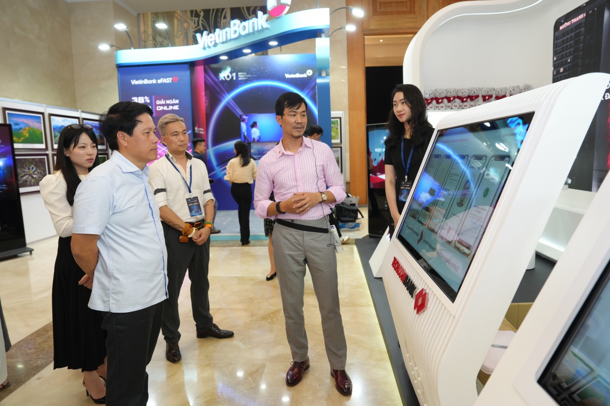 Thống đốc Nguyễn Thị Hồng tham dự tổng duyệt Sự kiện Chuyển đổi số ngành Ngân hàng năm 2025