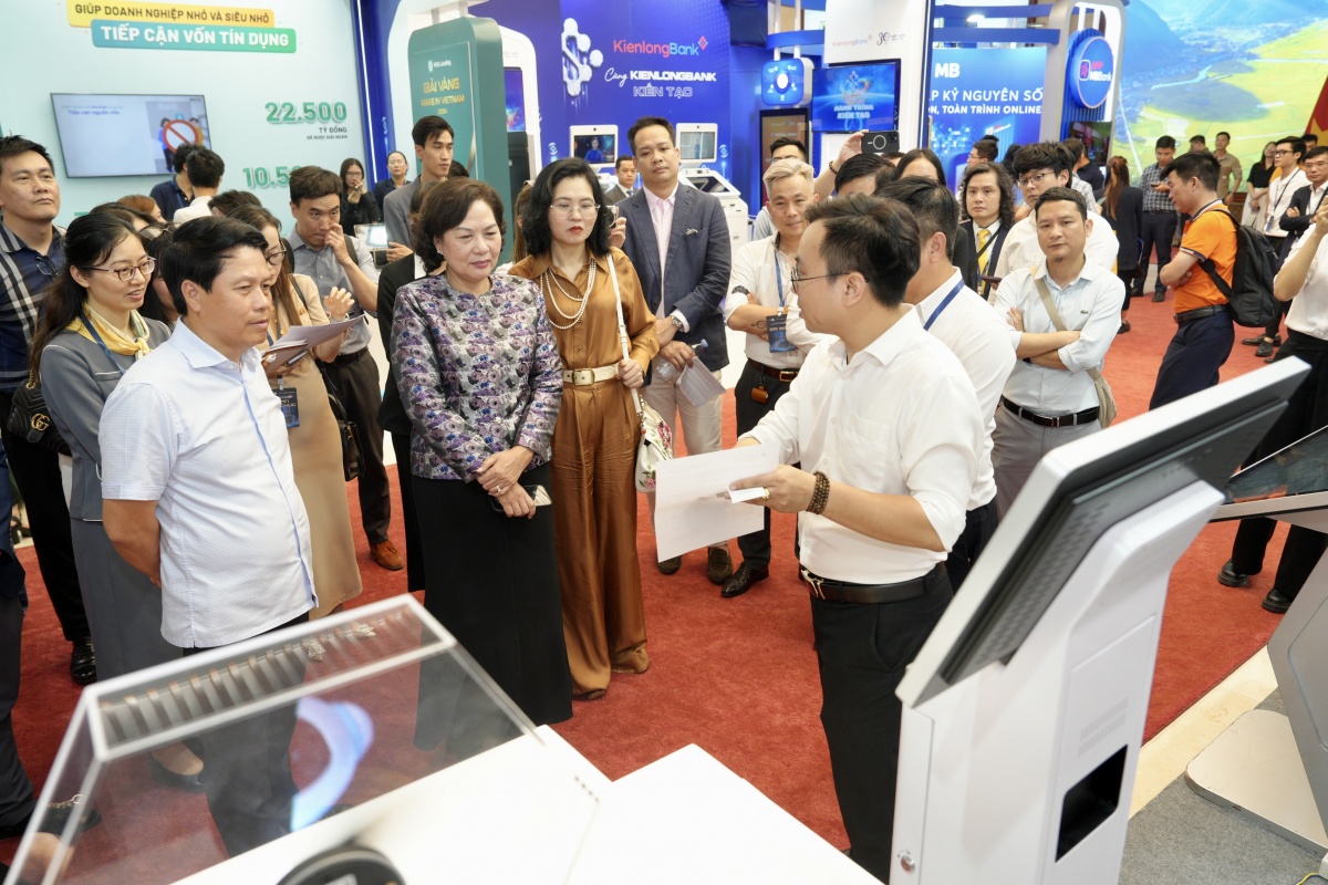Thống đốc Nguyễn Thị Hồng tham dự tổng duyệt Sự kiện Chuyển đổi số ngành Ngân hàng năm 2025
