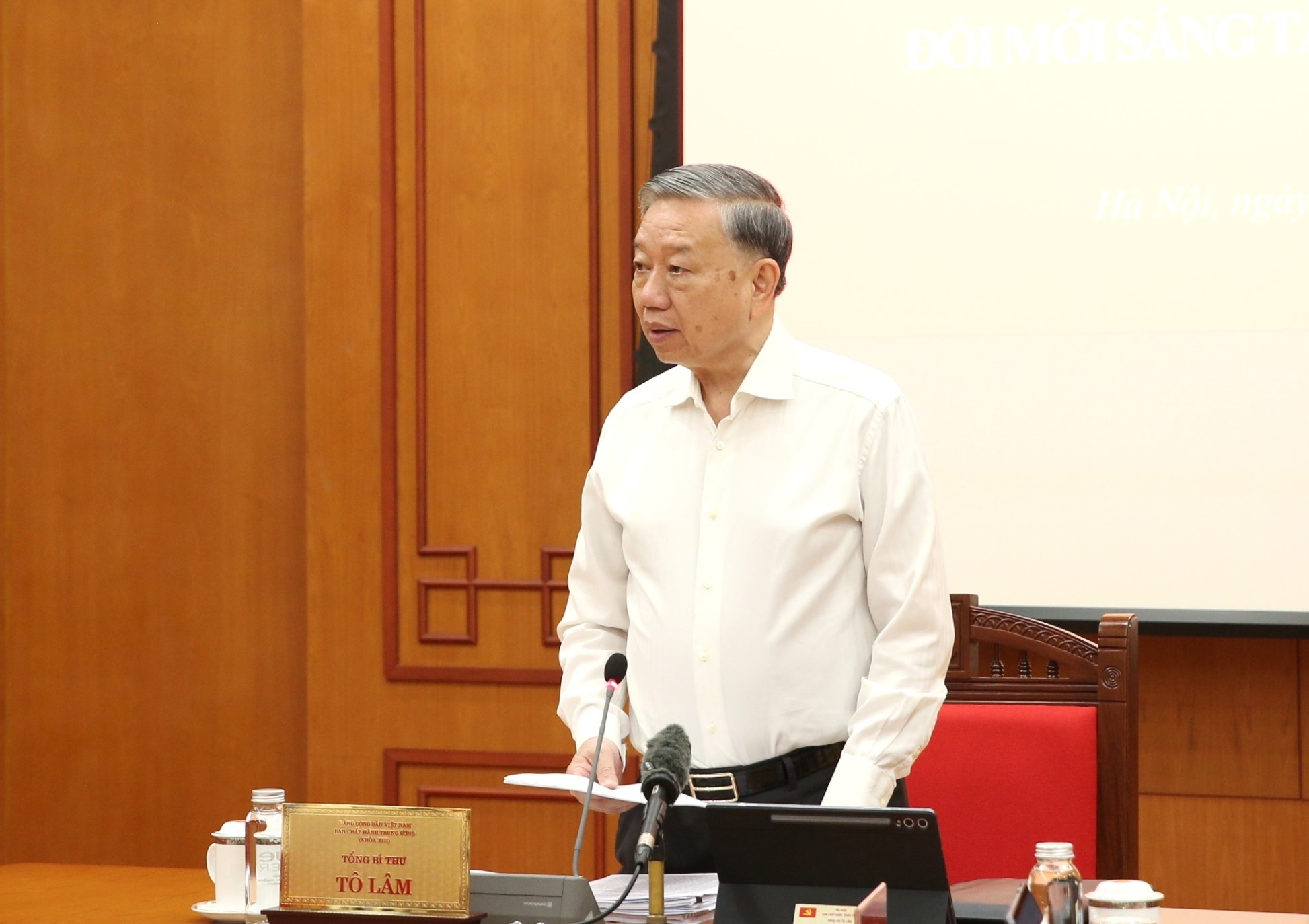 Tổng Bí thư Tô Lâm nêu rõ, Nghị quyết 57 không phải là khẩu hiệu chính trị, mà là chương trình hành động thực tế để Việt Nam cất cánh. Vì vậy, công việc triển khai phải được kiểm đếm thường xuyên; tồn tại hạn chế, điểm nghẽn phải được đánh giá, tháo gỡ kịp thời, không được chậm trễ - Ảnh: VGP/Nguyễn Hoàng Tổng Bí thư Tô Lâm nêu rõ, Nghị quyết 57 không phải là khẩu hiệu chính trị, mà là chương trình hành động thực tế để Việt Nam cất cánh. Vì vậy, công việc triển khai phải được kiểm đếm thường xuyên; tồn tại hạn chế, điểm nghẽn phải được đánh giá, tháo gỡ kịp thời, không được chậm trễ - Ảnh: VGP/Nguyễn Hoàng