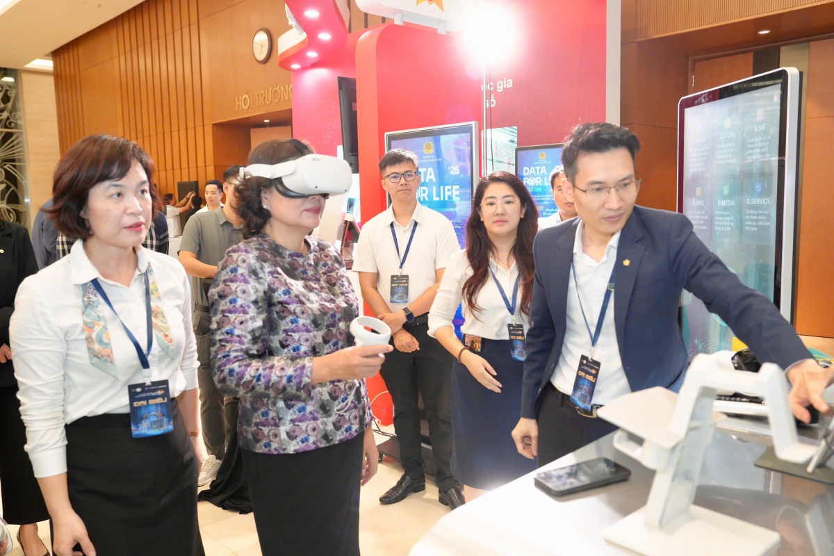 Thống đốc NHNN Nguyễn THị Hồng tham quan gian hàng 