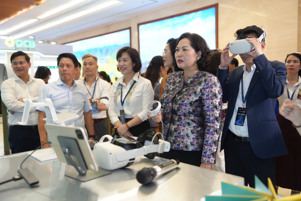 Ban Lãnh đạo NHNN tham quan gian hàng BIDV tại sự kiện Chuyển đổi số ngành Ngân hàng năm 2025