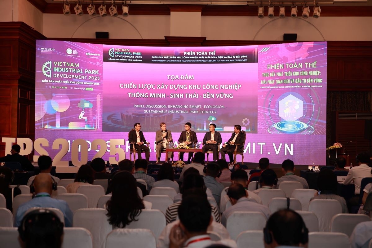 Các đại biểu trao đổi ý kiến tại Diễn đàn Phát triển Khu Công nghiệp Việt Nam 2025