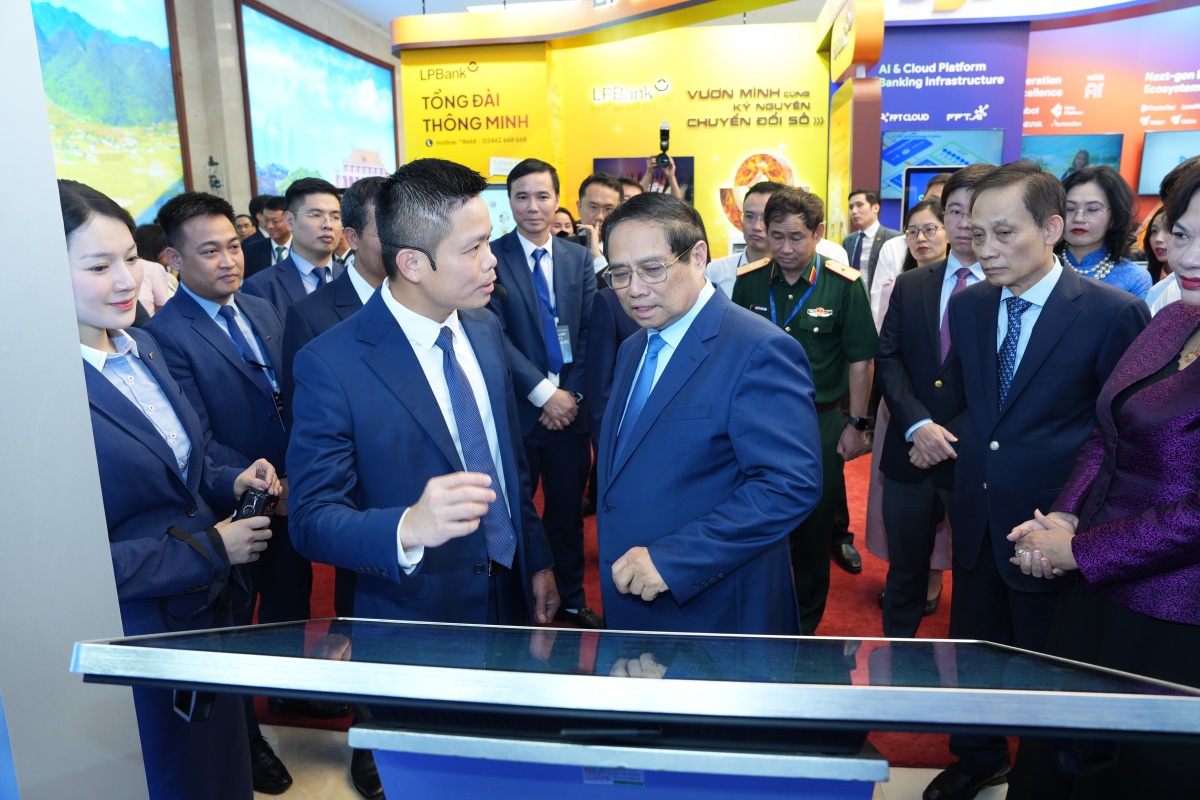 Thủ tướng Phạm Minh Chính tham dự Sự kiện Chuyển đổi số ngành ngân hàng năm 2025