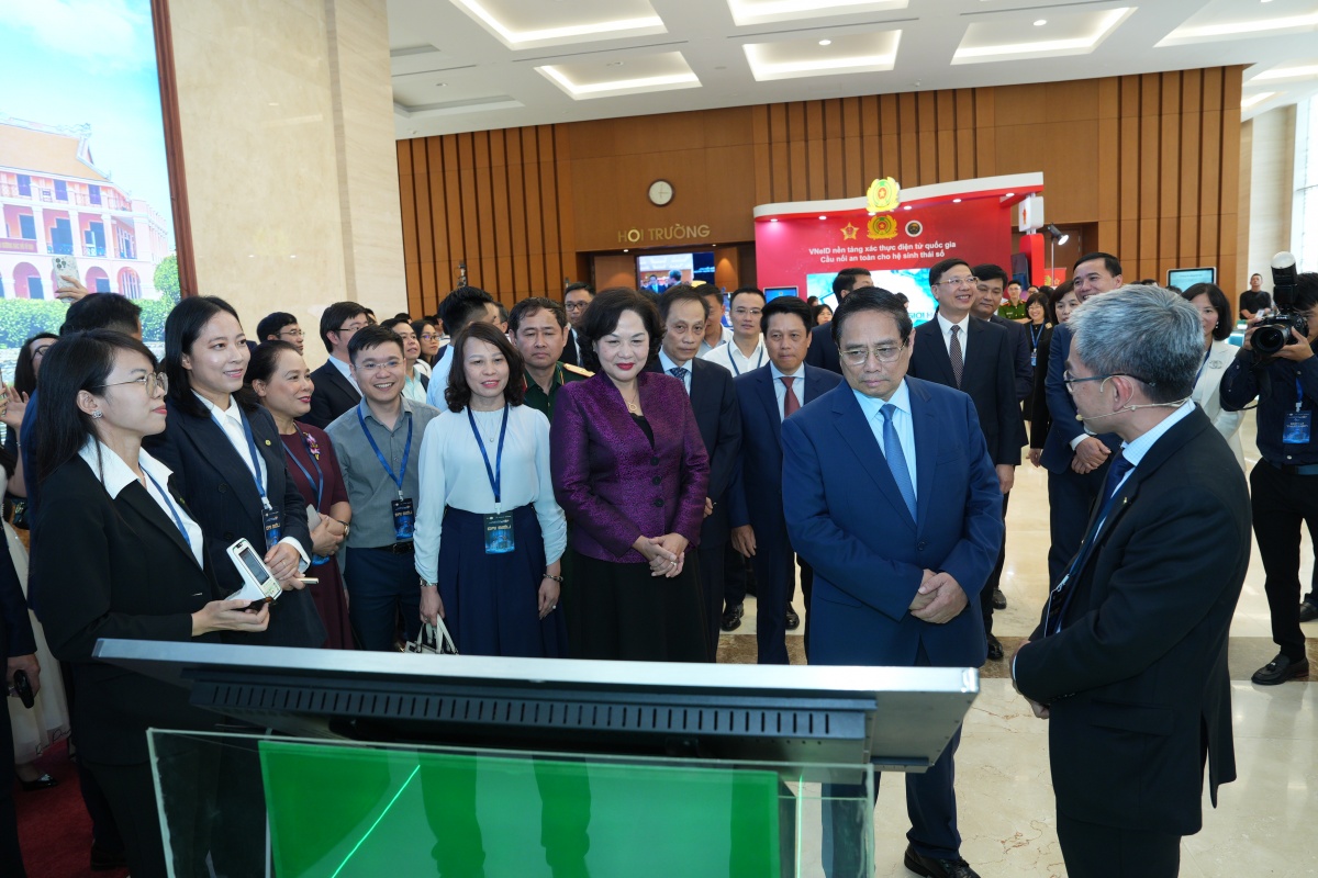 Thủ tướng Phạm Minh Chính tham dự Sự kiện Chuyển đổi số ngành ngân hàng năm 2025