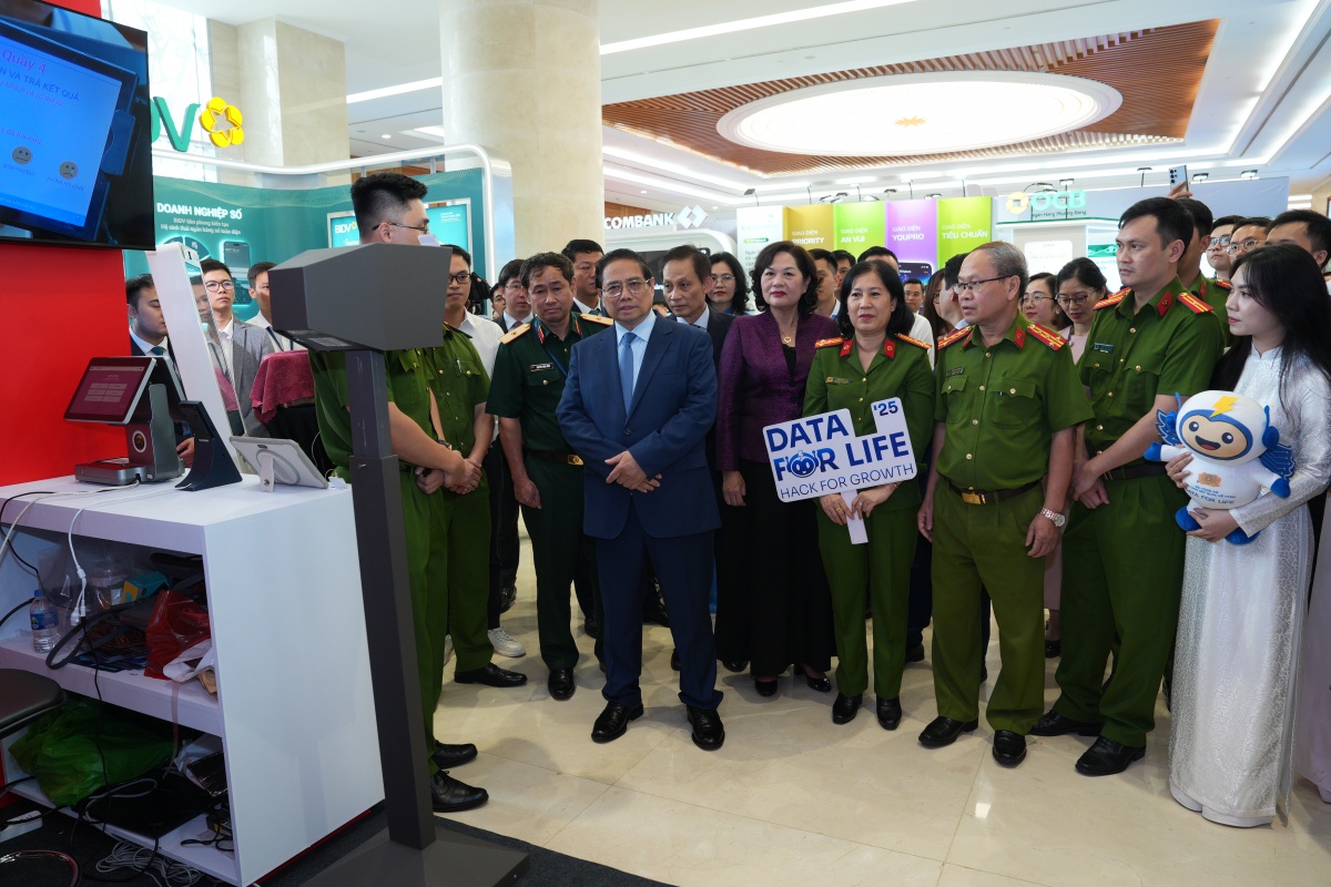 Thủ tướng Phạm Minh Chính tham dự Sự kiện Chuyển đổi số ngành ngân hàng năm 2025