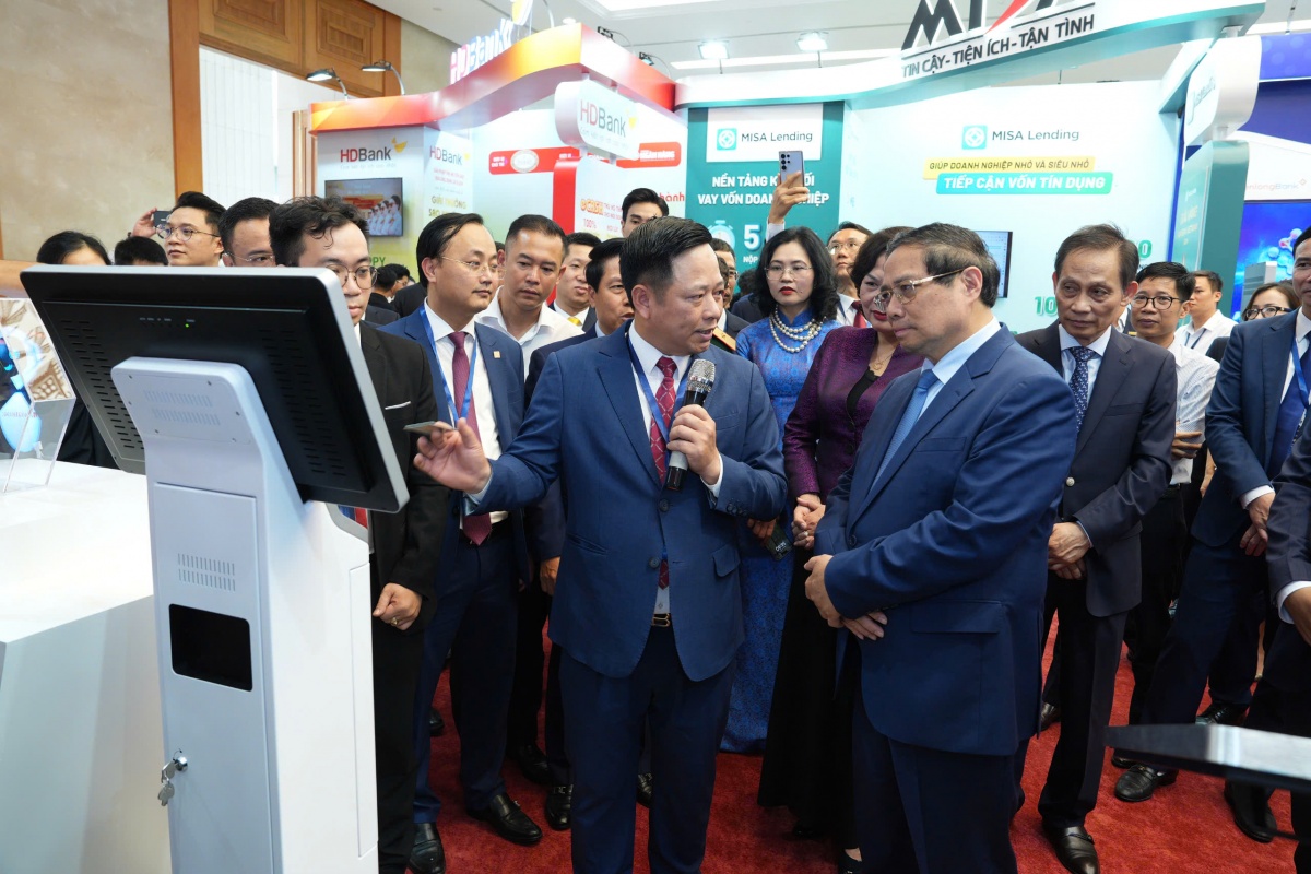 Thủ tướng Phạm Minh Chính tham dự Sự kiện Chuyển đổi số ngành ngân hàng năm 2025