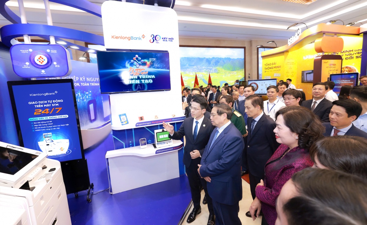 Thủ tướng Phạm Minh Chính tham dự Sự kiện Chuyển đổi số ngành Ngân hàng năm 2025