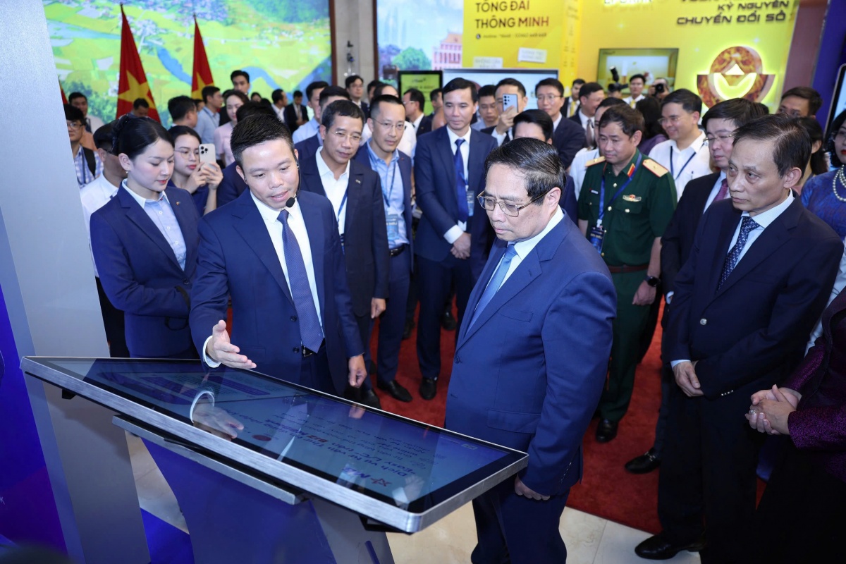 Thủ tướng Phạm Minh Chính thăm quan gian hàng công nghệ MB tại sự kiện Thủ tướng Phạm Minh Chính thăm quan gian hàng công nghệ MB tại sự kiện