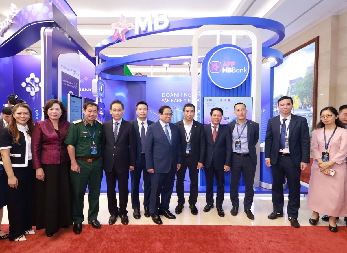Đại diện MB vinh dự đón Thủ tướng chính phủ và Thống đốc NHNN Đại diện MB vinh dự đón Thủ tướng chính phủ và Thống đốc NHNN