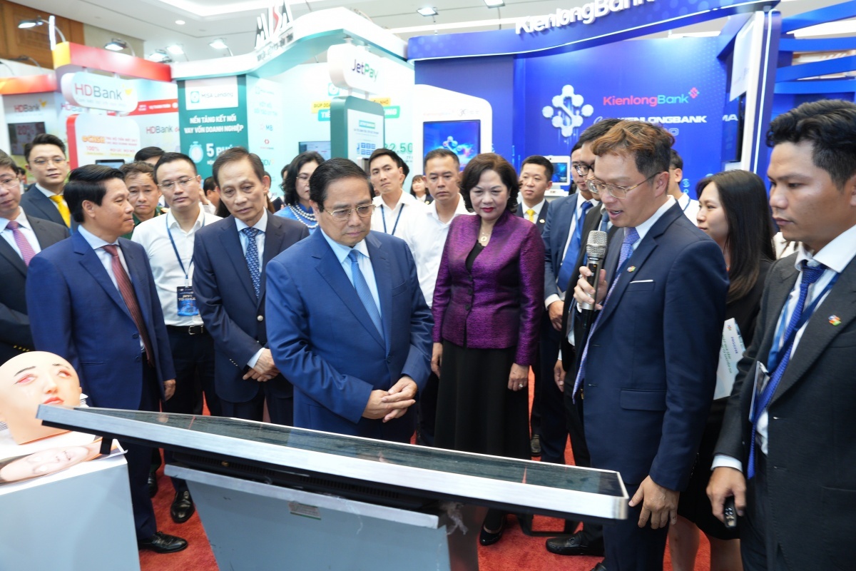 Đại diện Tập đoàn FPT thuyết trình trước Thủ tướng và lãnh đạo các bộ, ngành Đại diện Tập đoàn FPT thuyết trình trước Thủ tướng và lãnh đạo các bộ, ngành