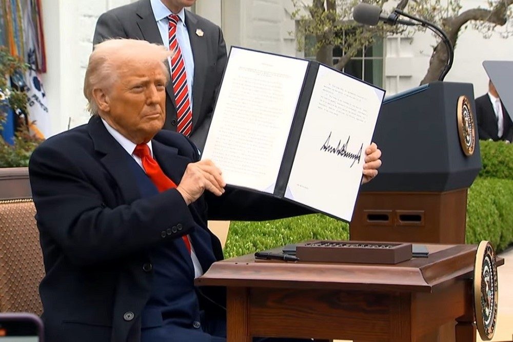 Tòa phúc thẩm Mỹ tạm khôi phục thuế quan của ông Trump