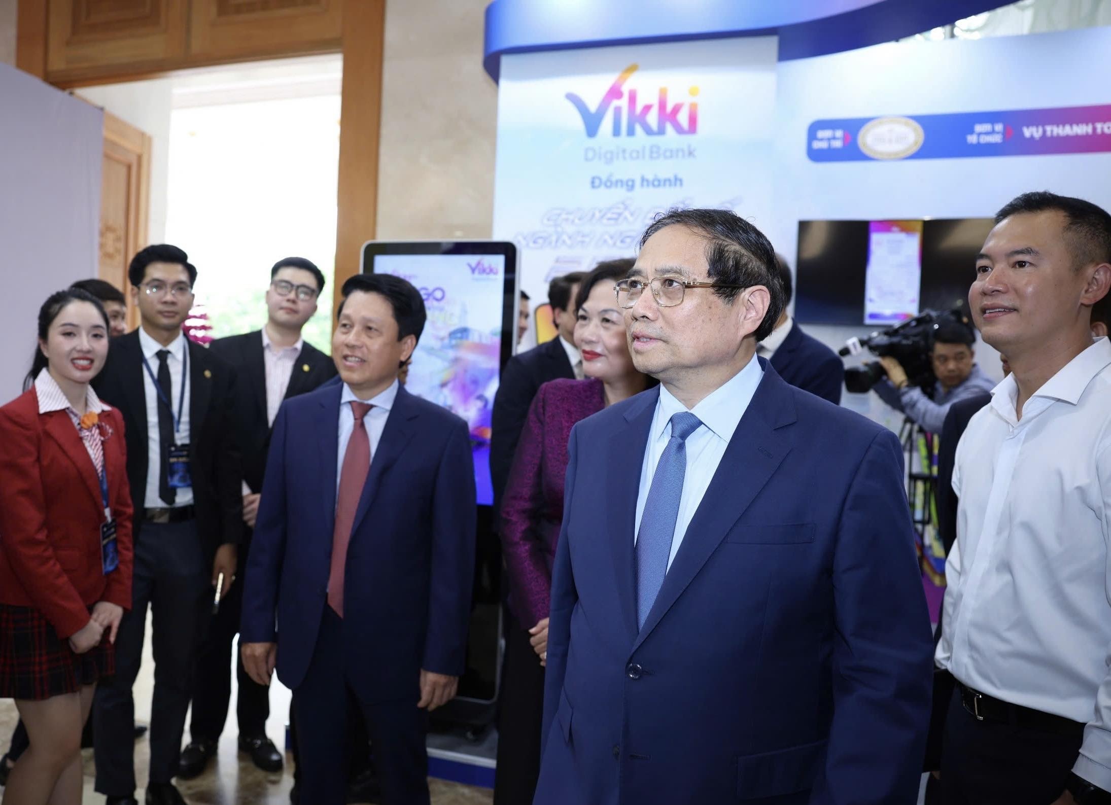 Thủ tướng Phạm Minh Chính đánh giá các gian hàng triển lãm tại sự kiện năm nay cho thấy sự tiến bộ rõ rệt, lớn mạnh, phát triển của các ngân hàng trong chuyển đổi số Thủ tướng Phạm Minh Chính đánh giá các gian hàng triển lãm tại sự kiện năm nay cho thấy sự tiến bộ rõ rệt, lớn mạnh, phát triển của các ngân hàng trong chuyển đổi số