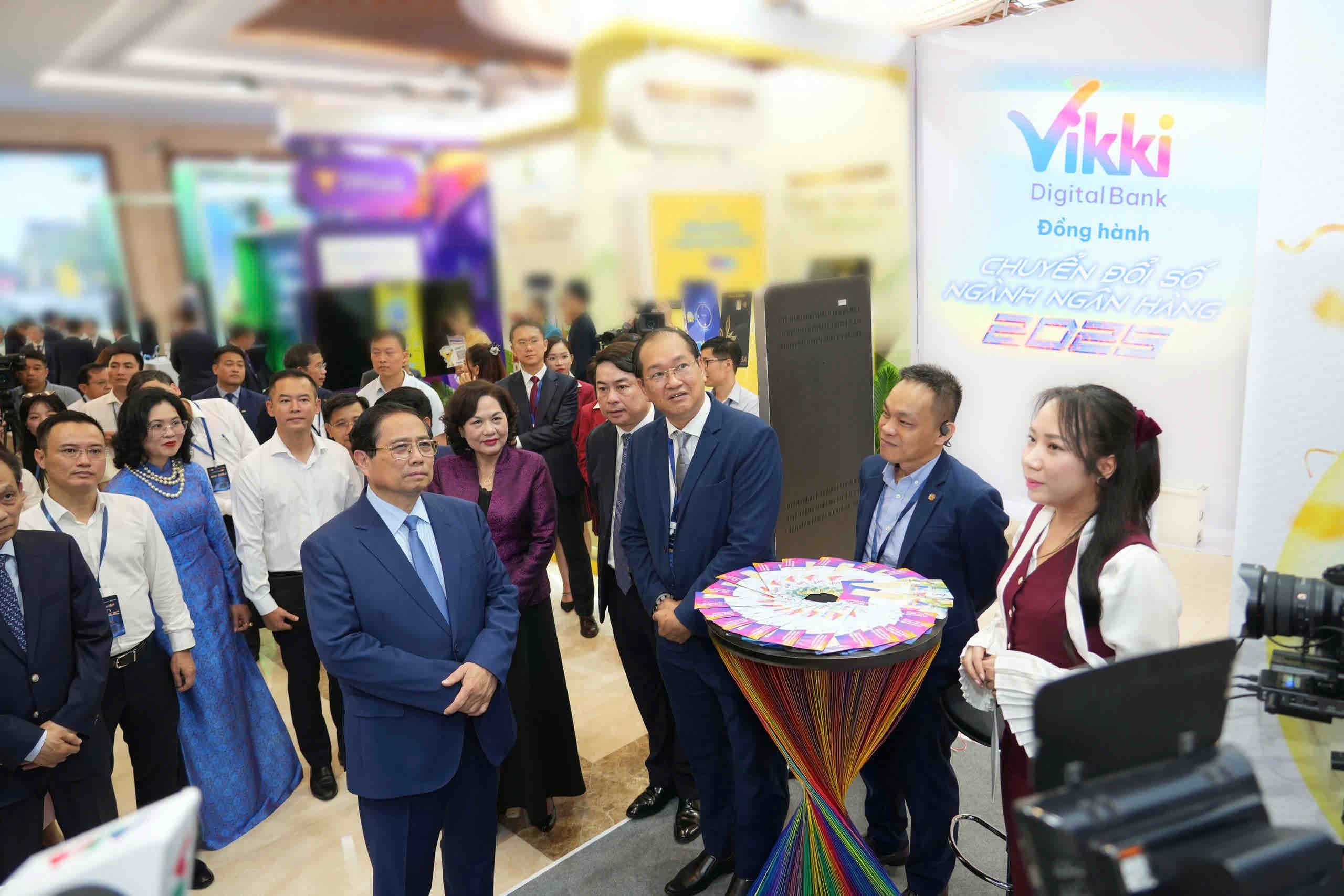 Tham quan và trải nghiệm tại gian hàng Vikki Digital Bank, Thủ tướng đánh giá cao bước tiến của một ngân hàng số vừa chuyển đổi toàn diện, ghi nhận sự “hồi sinh mạnh mẽ” trong thời gian ngắn sau tái cơ cấu Tham quan và trải nghiệm tại gian hàng Vikki Digital Bank, Thủ tướng đánh giá cao bước tiến của một ngân hàng số vừa chuyển đổi toàn diện, ghi nhận sự “hồi sinh mạnh mẽ” trong thời gian ngắn sau tái cơ cấu