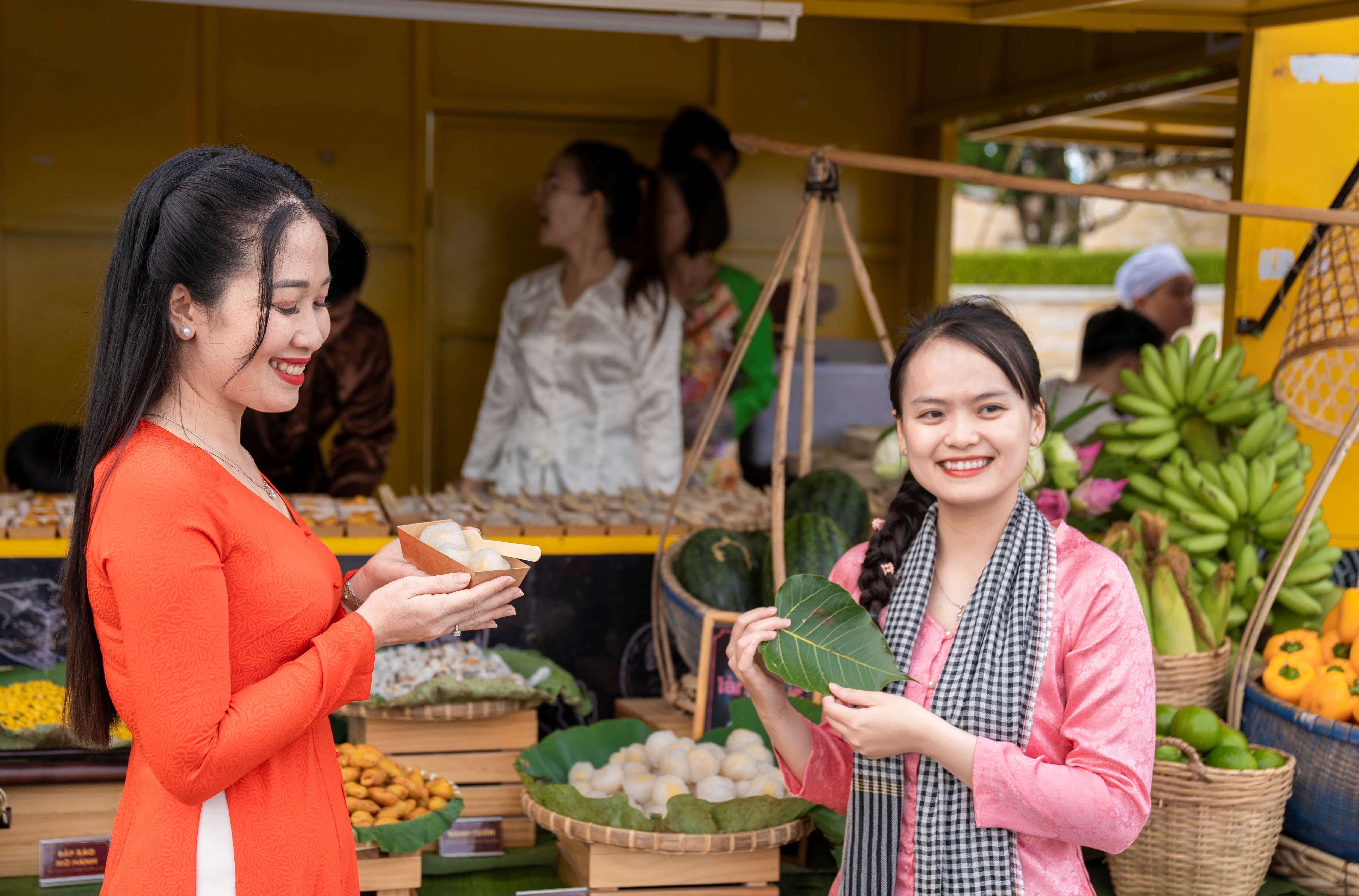 Dùng lá bồ để để đổi lấy thức ăn trong phiên chợ Lá trên đỉnh núi Bà Đen Dùng lá bồ để để đổi lấy thức ăn trong phiên chợ Lá trên đỉnh núi Bà Đen